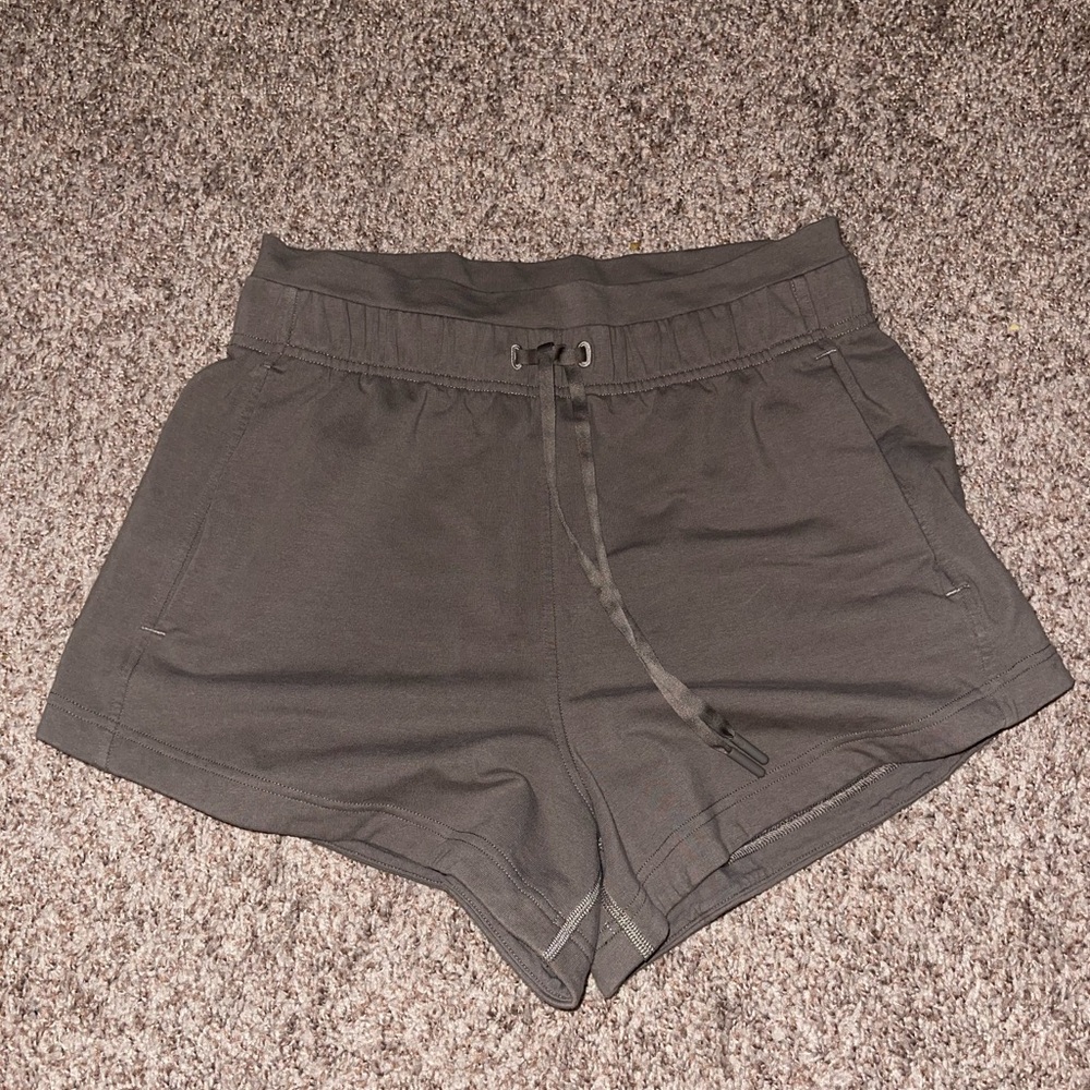 Lululemon inner glow short